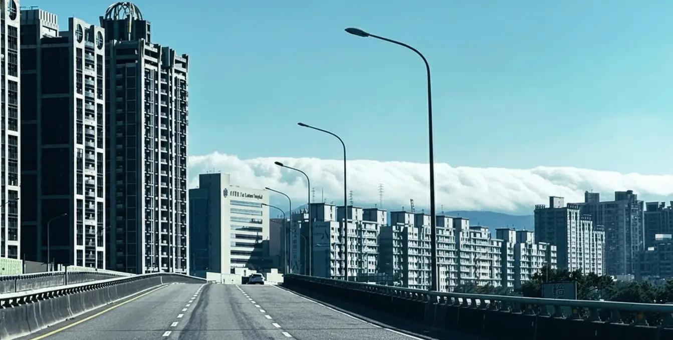 在65號快速道路遇見「雪山」